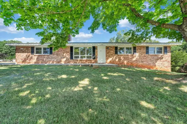 121 Ridgeview RD, Hurt, VA 24563