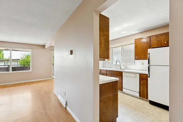 7833 Hunterquay RD NW, Calgary, AB T2K 4V1