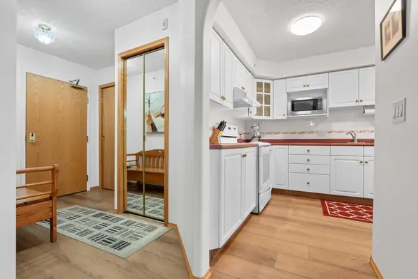7239 Sierra Morena BLVD SW #413, Calgary, AB T3H 3L7