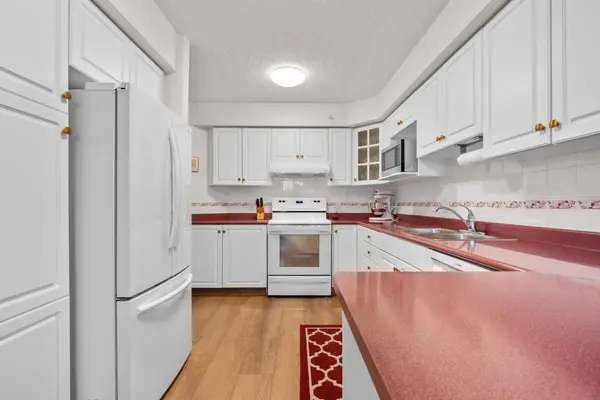 7239 Sierra Morena BLVD SW #413, Calgary, AB T3H 3L7