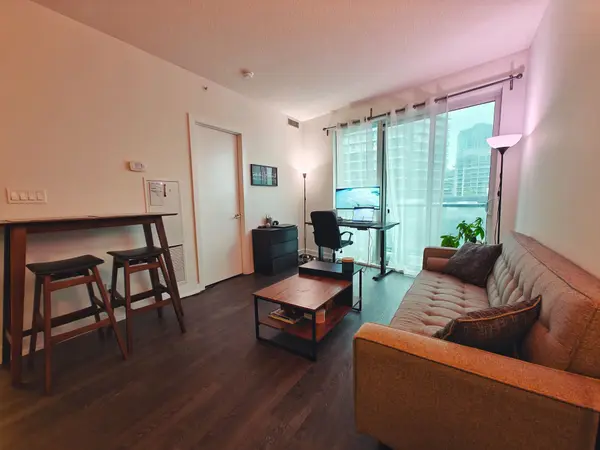 20 Bruyeres Mews #902, Toronto C01, ON M5V 0G8