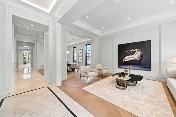 204 Forest Hill RD, Toronto C03, ON M5P 2N4