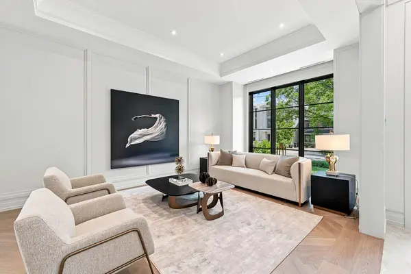 204 Forest Hill RD, Toronto C03, ON M5P 2N4