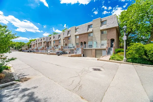 16 Dutch Myrtle WAY, Toronto C13, ON M3B 3K8