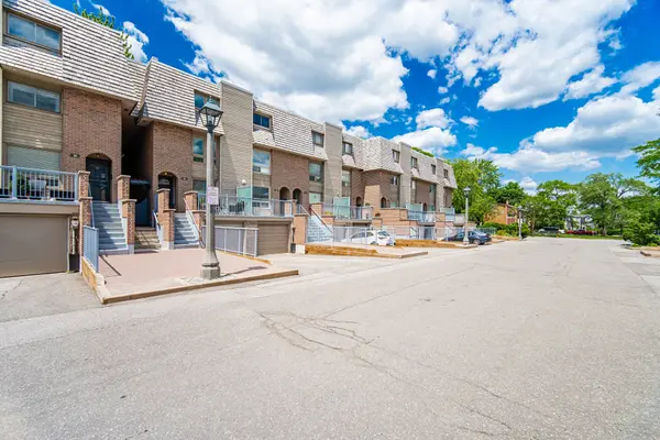 16 Dutch Myrtle WAY, Toronto C13, ON M3B 3K8