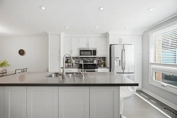 16 Dutch Myrtle WAY, Toronto C13, ON M3B 3K8