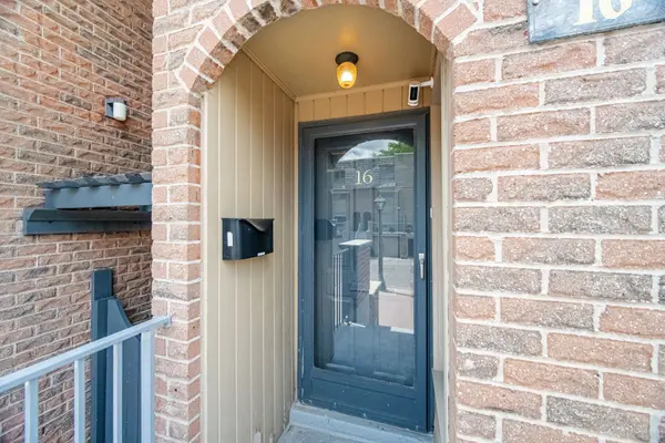 16 Dutch Myrtle WAY, Toronto C13, ON M3B 3K8
