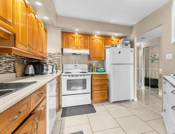 10 Guildwood Pkwy #329A, Toronto E08, ON M1E 5B5
