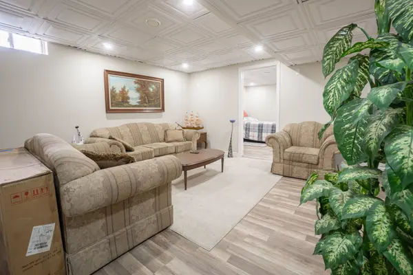 18 Quintessa CT, Markham, ON L6C 3A2