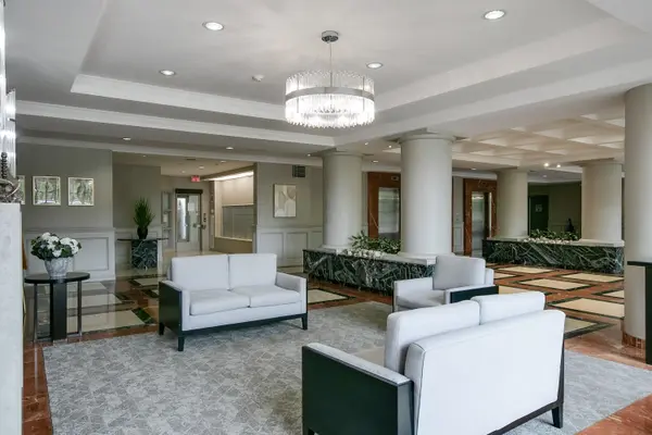 11 Townsgate DR #814, Vaughan, ON L4J 8G4