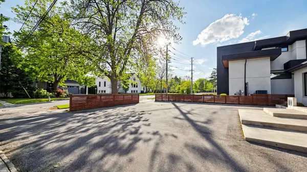 285 Bronte RD, Oakville, ON L6L 3C5