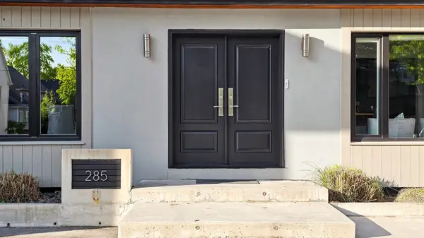 285 Bronte RD, Oakville, ON L6L 3C5