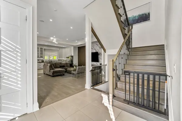 1 Brookside DR, Mississauga, ON L5M 1H2
