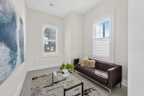 1 Brookside DR, Mississauga, ON L5M 1H2