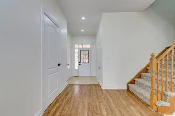 3332 Angel Pass DR, Mississauga, ON L5M 7K2