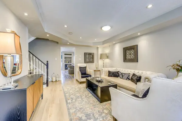 215 ROXTON RD, Oakville, ON L6H 6M9
