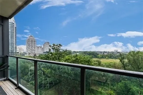 36 Park Lawn RD #1304, Toronto W06, ON M8V 0E5