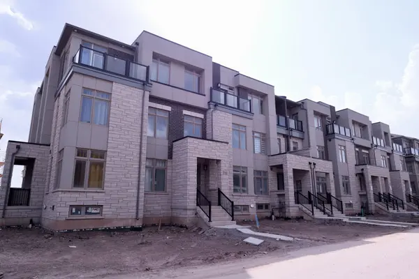 3298 Taha GDNS, Oakville, ON L6M 4K1