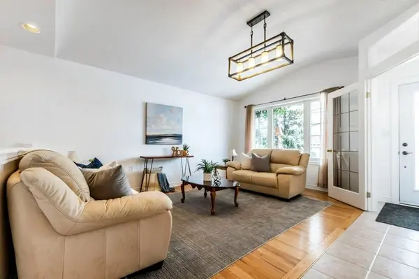 62 Spadara DR, Hamilton, ON L9B 2K3