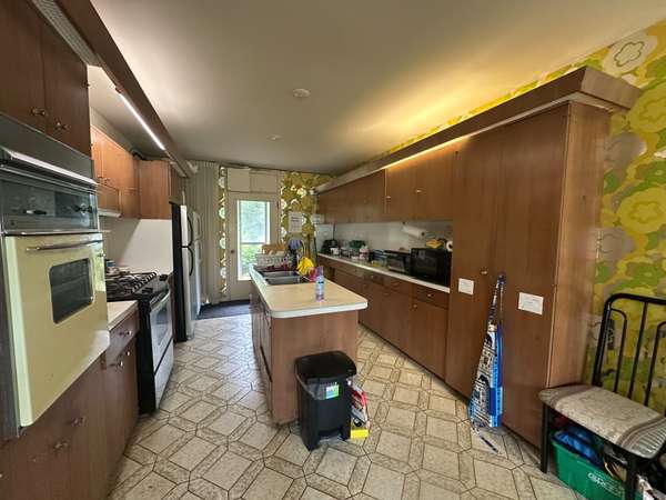 11 Wilmont CT, Hamilton, ON L8S 2T1