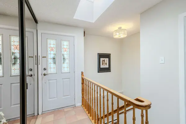 2437 Baseline RD, Parkway Park - Queensway Terrace S And Area, ON K2C 0E3