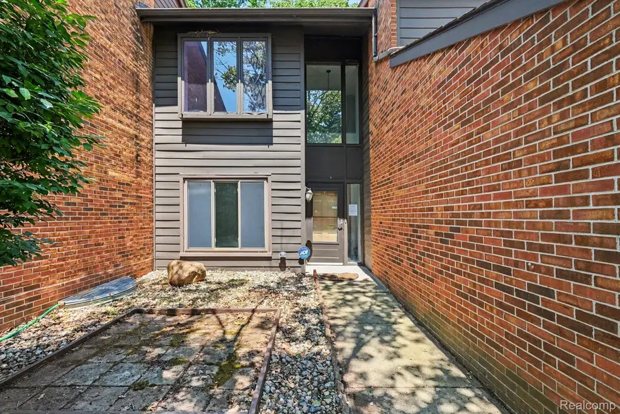 2056 Walden CT, Flint Charter Township, MI 48532