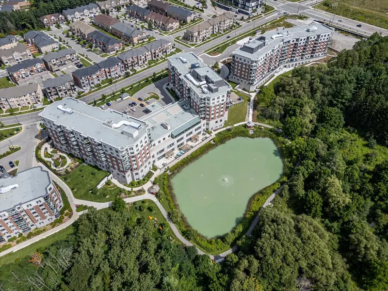 460 William Graham DR #402, Aurora, ON L4G 1X9