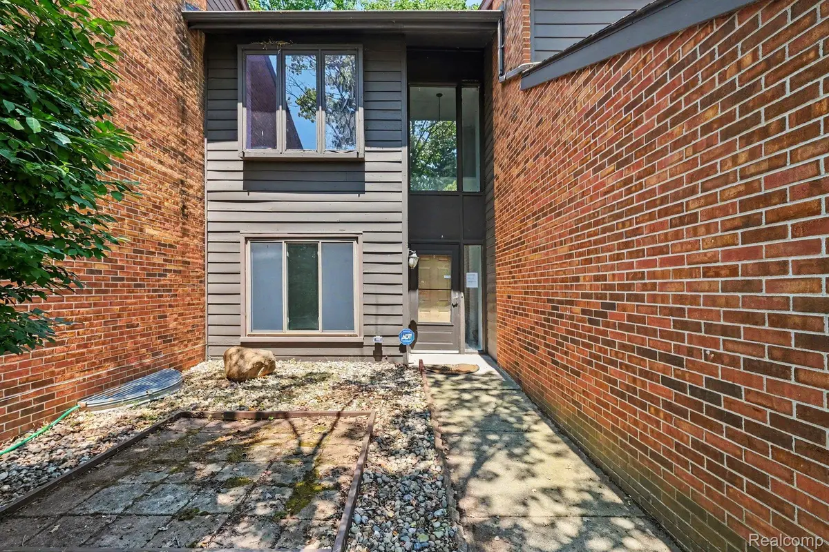 2056 Walden CT, Flint Charter Township, MI 48532