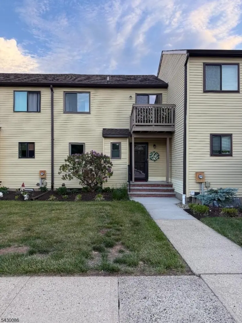 7 Lake Ct, Raritan Twp., NJ 08822