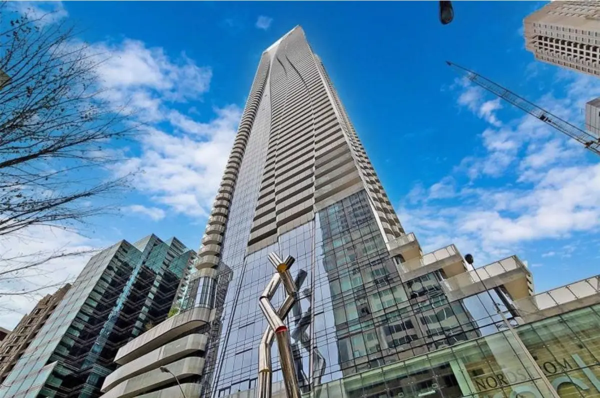 1 Bloor ST E #6407, Toronto C08, ON M4W 1A9