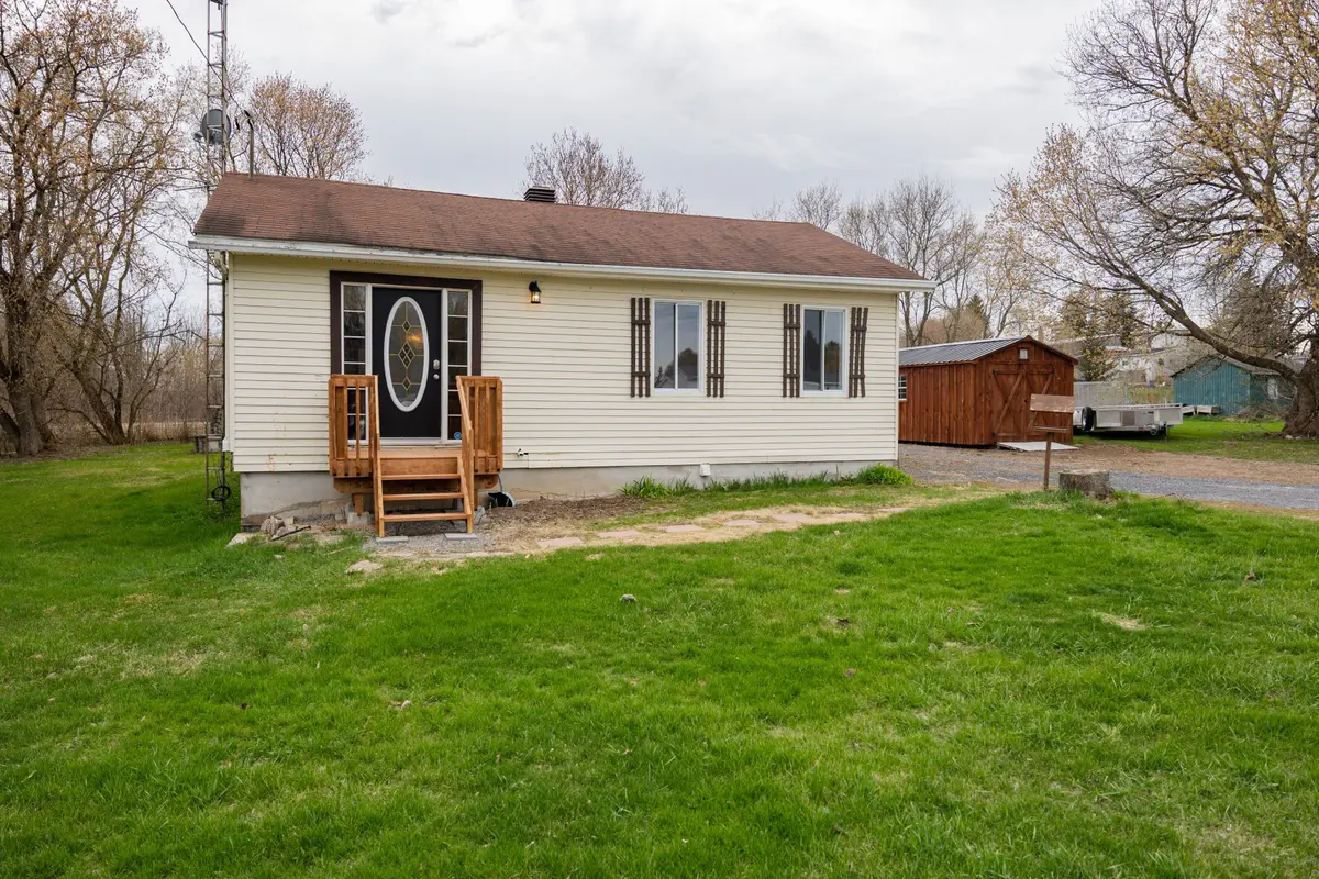 1886 Dalkeith RD, North Glengarry, ON K0B 1E0