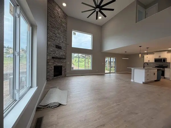 1403 Legend Dr, Tiffin, IA 52340