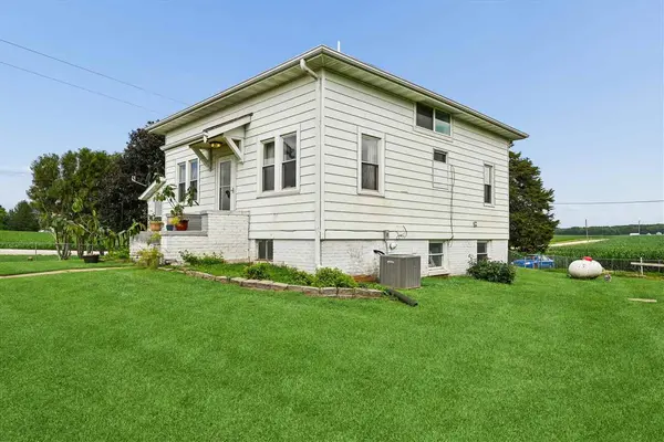 2797 Paris Road, Central City, IA 52214