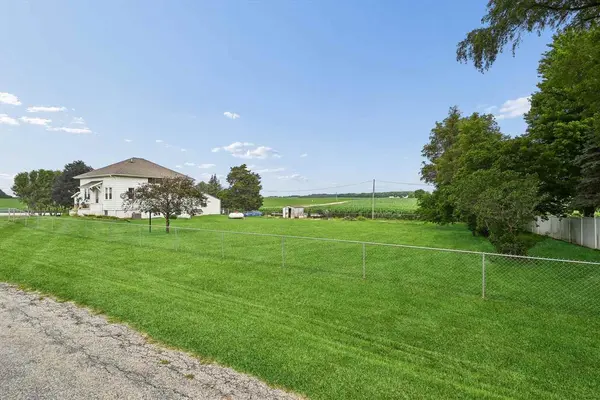 2797 Paris Road, Central City, IA 52214