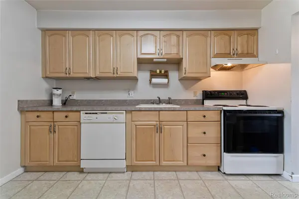33587 Pondview CIR #114, Livonia, MI 48152