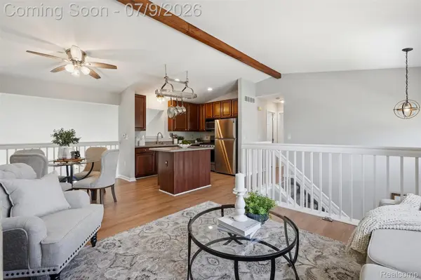 239 Andover Woods DR, Fenton, MI 48430
