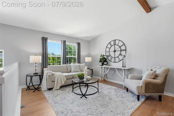 239 Andover Woods DR, Fenton, MI 48430