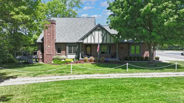 156 Sandhills LN, Lake Orion Village, MI 48362