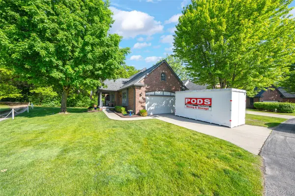 156 Sandhills LN, Lake Orion Village, MI 48362