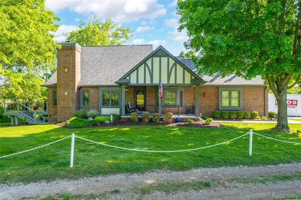 156 Sandhills LN, Lake Orion Village, MI 48362