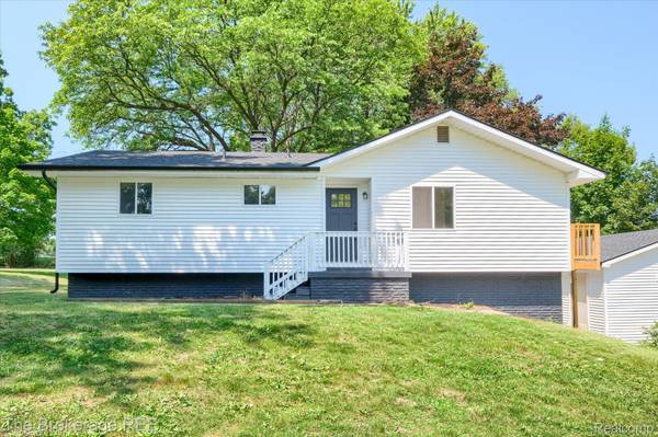 1401 Hillside DR, Flint Charter Township, MI 48532