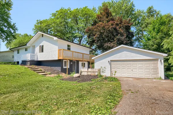 1401 Hillside DR, Flint Charter Township, MI 48532