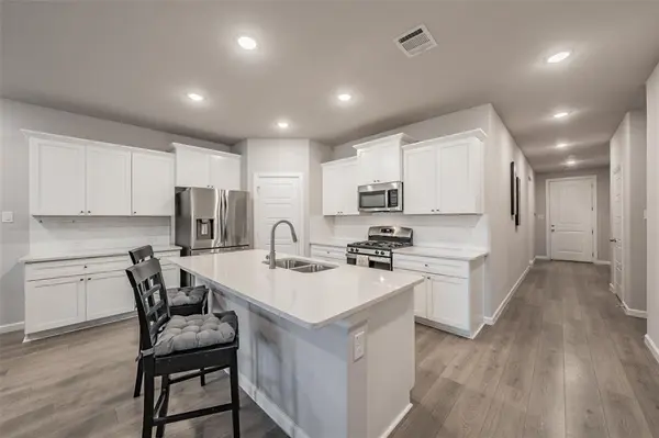 601 Bethpage Drive, Red Oak, TX 75154