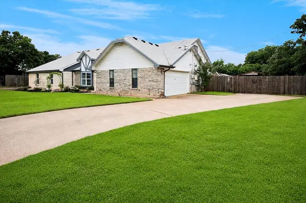 9716 Windsor Circle, Fort Worth, TX 76140