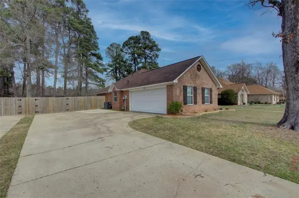 122 Corley Circle, Wake Village, TX 75501