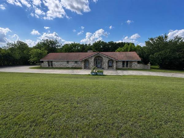 1304 Lariat Circle, Oak Leaf, TX 75154