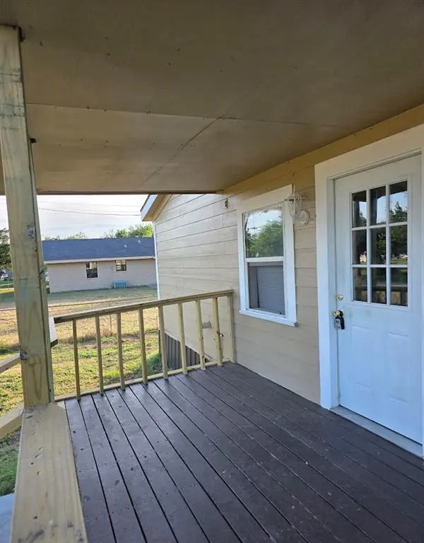 916 West Avenue B, Rosebud, TX 76570