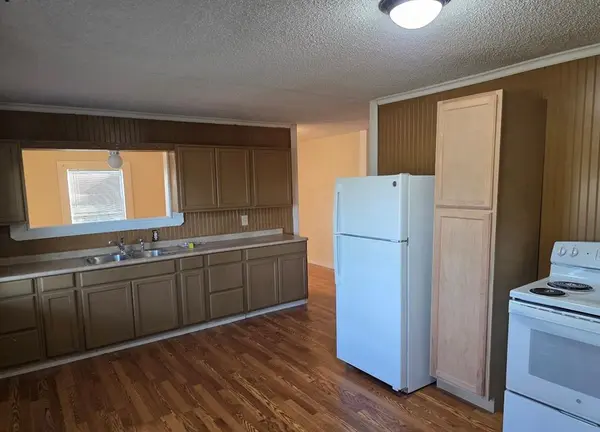 916 West Avenue B, Rosebud, TX 76570
