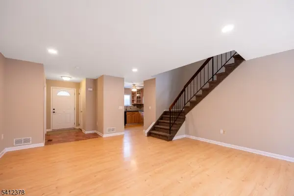 7 Lake Ct, Raritan Twp., NJ 08822
