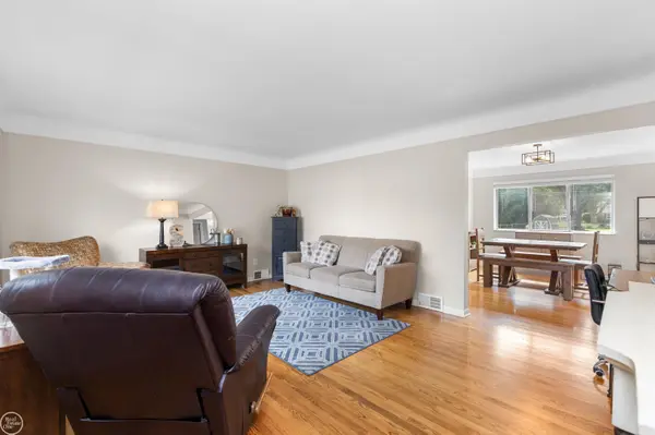 27927 Manhattan ST, St Clair Shores, MI 48081